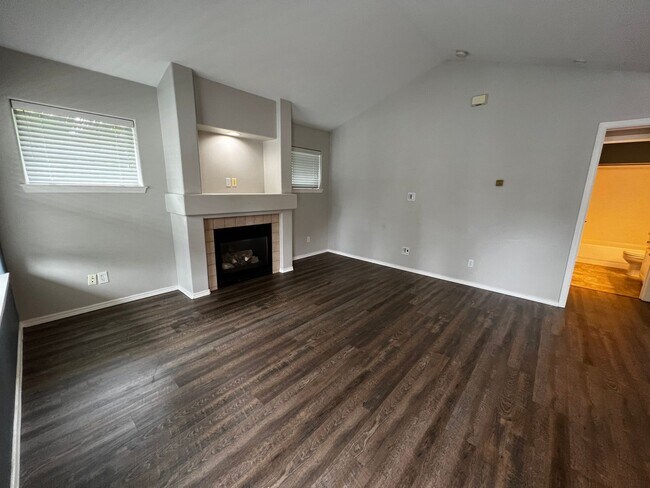Foto del edificio - 2 Bedroom Attached Garage DuPont Condo for...