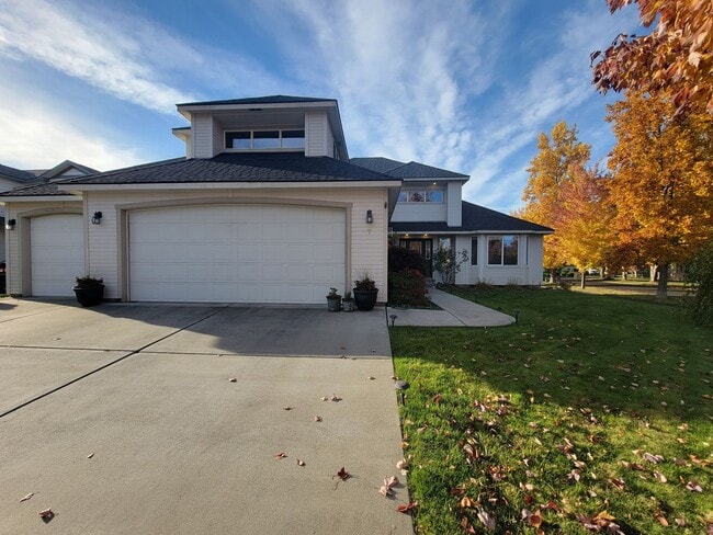 Foto del edificio - 3BR/2.5BA Home Near River – Stamped Patio,...