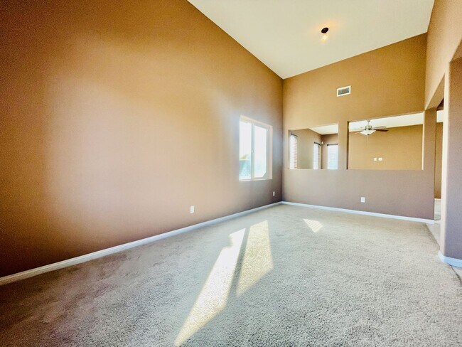 Foto del edificio - Ideal 3 Bd, 2.5 Bth, New Paint, Huge Chef'...
