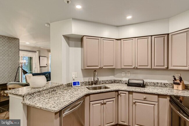 Foto del edificio - 4998 Dorsey Hall Dr