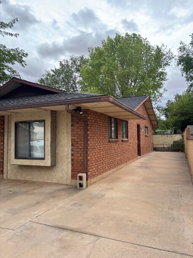 Foto del edificio - 34 E 350 N