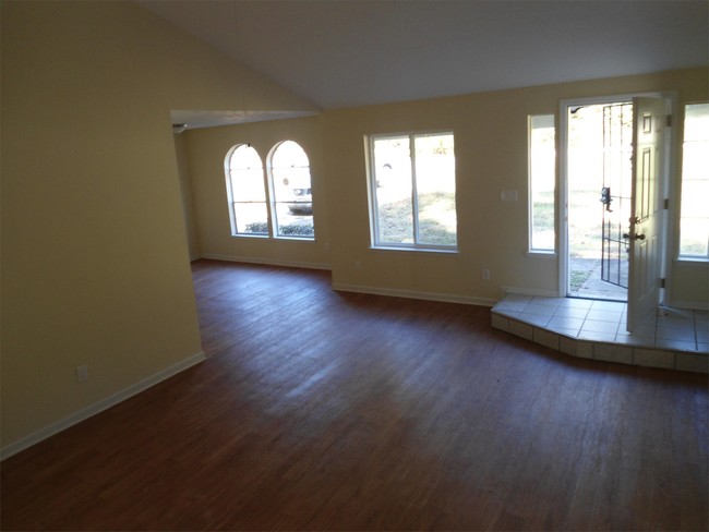 Building Photo - 2218 Leslie Brook Dr