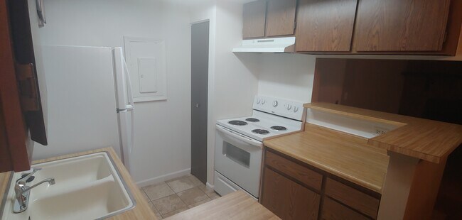 Kitchen view with pantry - 941 S Walden St