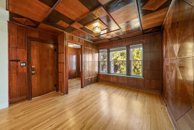 Building Photo - 820 N. Francisco Ave