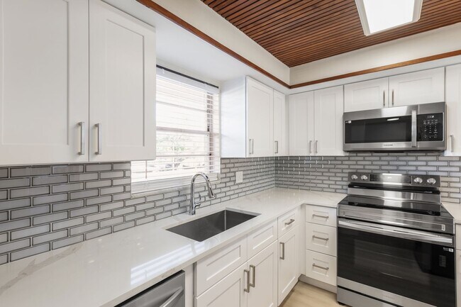 Foto del edificio - ** COUNTRY CLUB MANOR ** 2 BED / 2 BATH - CONDO - 55+ COMMUNITY - REMODELED - ANNUAL RENTAL