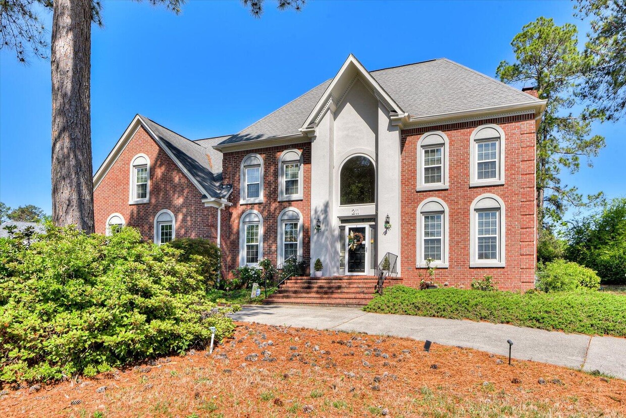 Foto principal - 211 Kestwick Dr W