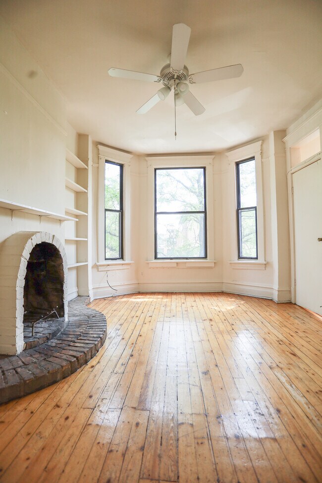 Building Photo - 836 W Cornelia Ave