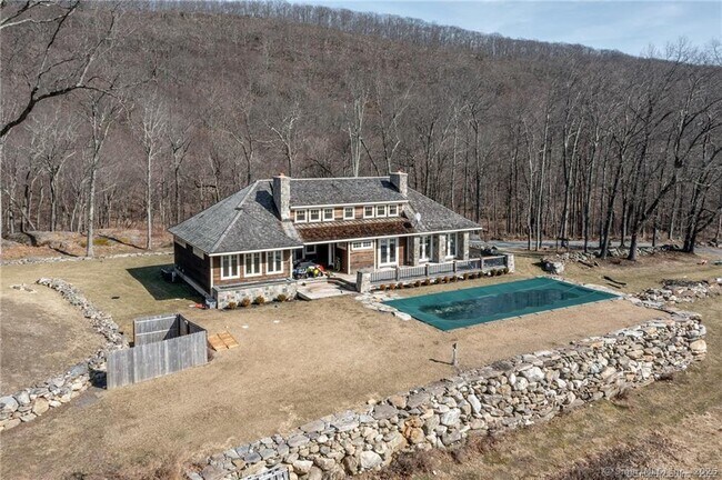 Foto del edificio - 121 Quaker Hill Rd