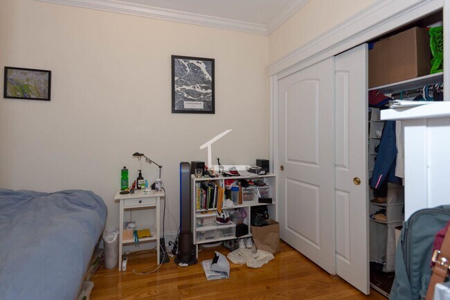 Foto del edificio - Large, sunny, nicely renovated top floor u...
