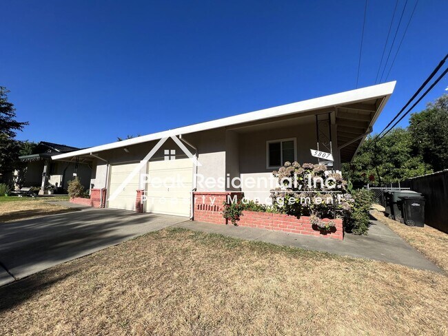 Foto del edificio - Updated 2bd/1ba Carmichael Duplex with Garage