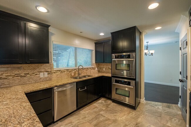 Building Photo - Discover the Perfect Harmony of City Livin...