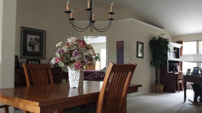 Building Photo - 37 Magpie Trail