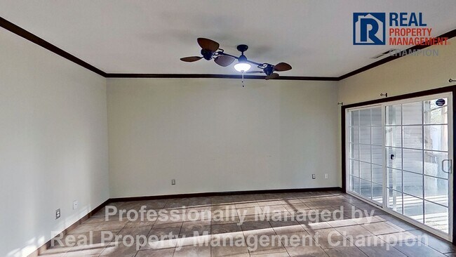 Foto del edificio - Beautiful Two Story Townhome with Lots of Storage!!