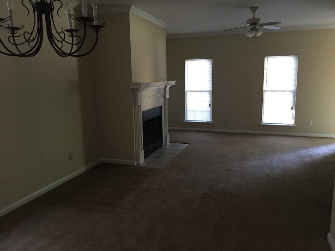 Building Photo - 111 Hillside Ct