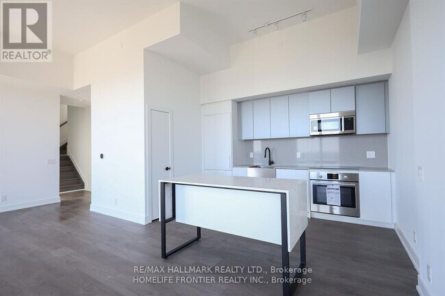 Building Photo - 270-1270 Dufferin St