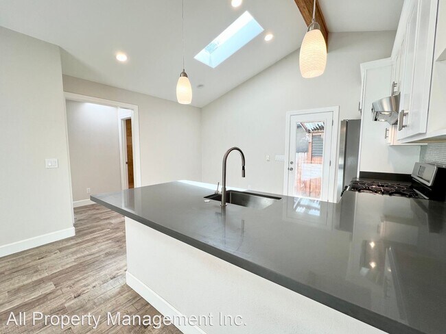Building Photo - 1 br, 1 bath House - 896 Reina Del Mar Ave.