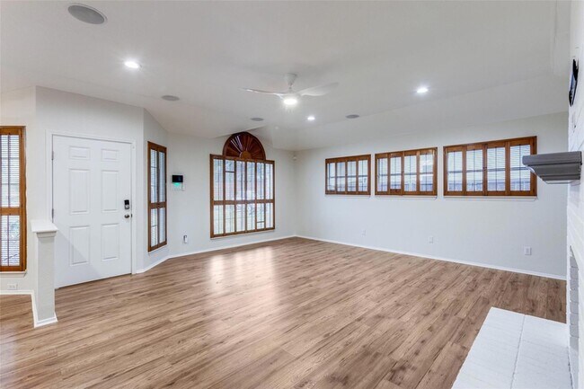 Building Photo - 900 Angleton Cove