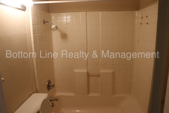 Building Photo - Cozy One Bedroom Cottage