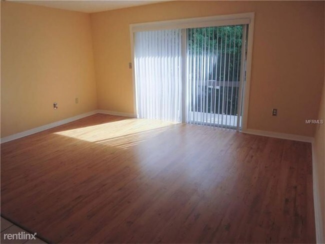 Foto del edificio - 2701 Hidden Lake Dr N
