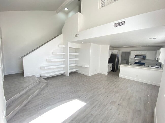 Building Photo - Charming 3 Bed/3Bath Townhome nestled in t...
