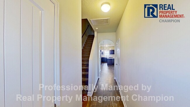 Foto del edificio - Beautiful Townhome with Open Floorplan and...