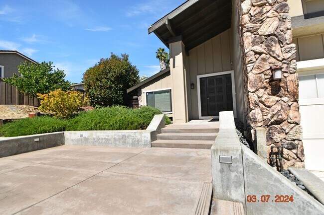 Building Photo - Spacious 4bedroom Home in Martinez!