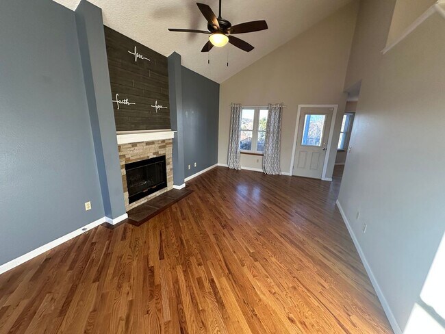 Foto del edificio - 4 Bed 4 Bath in Constitution Hills!!