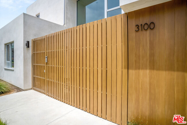 Foto del edificio - 3100 Mountain View Ave