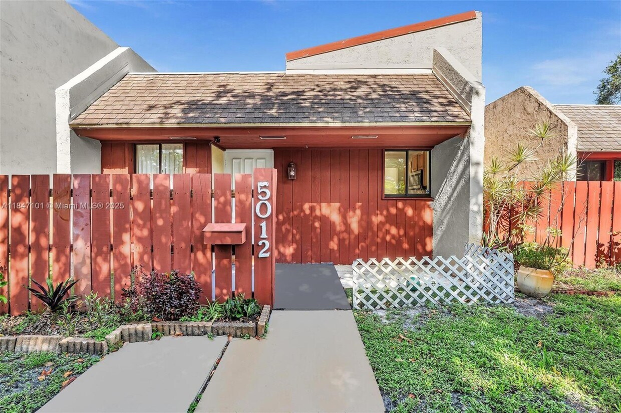 Foto principal - 5012 SW 40th Ave