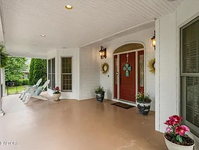 Building Photo - Luxury & Convenience!!