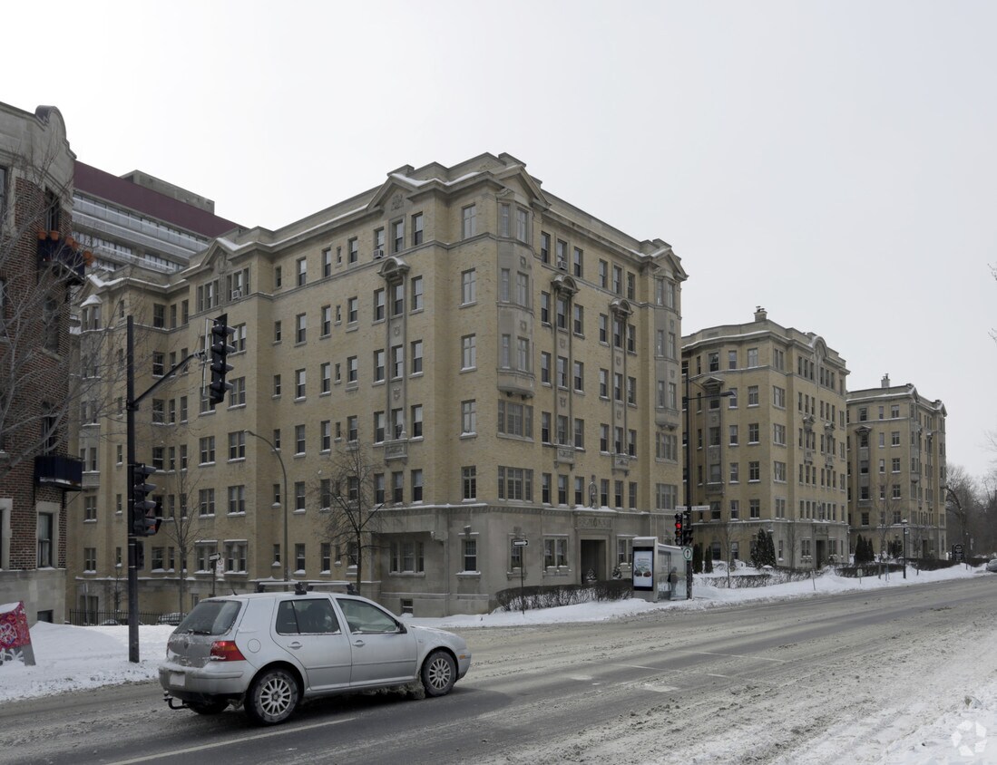 Haddon Hall Apartments Apartments 2255 LambertClosse Montréal, QC