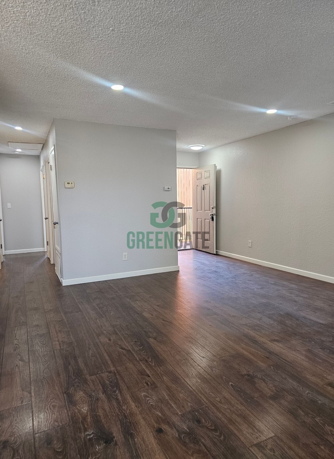 Foto del edificio - 495 Cherry Ln