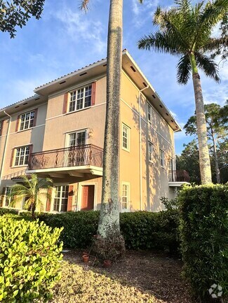 Corner unit - 898 University Blvd