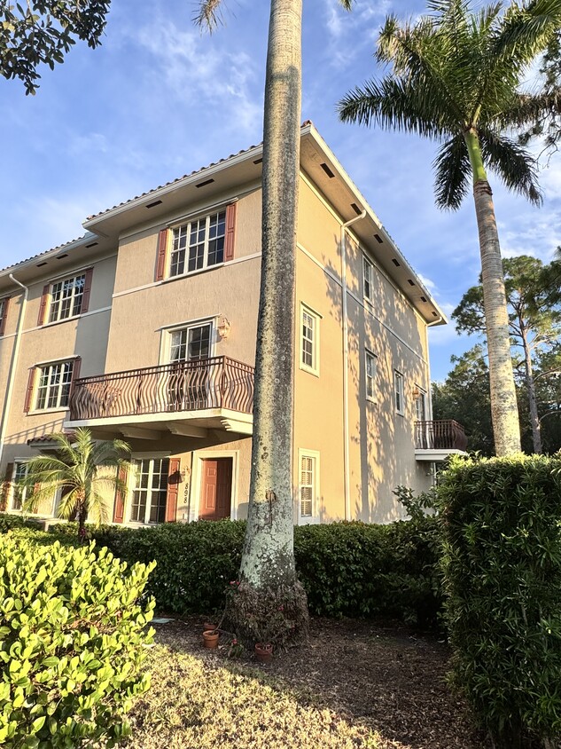 Corner unit - 898 University Blvd