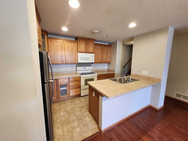 Building Photo - Awesome 3 bed room in woodbury under 2k/mo...