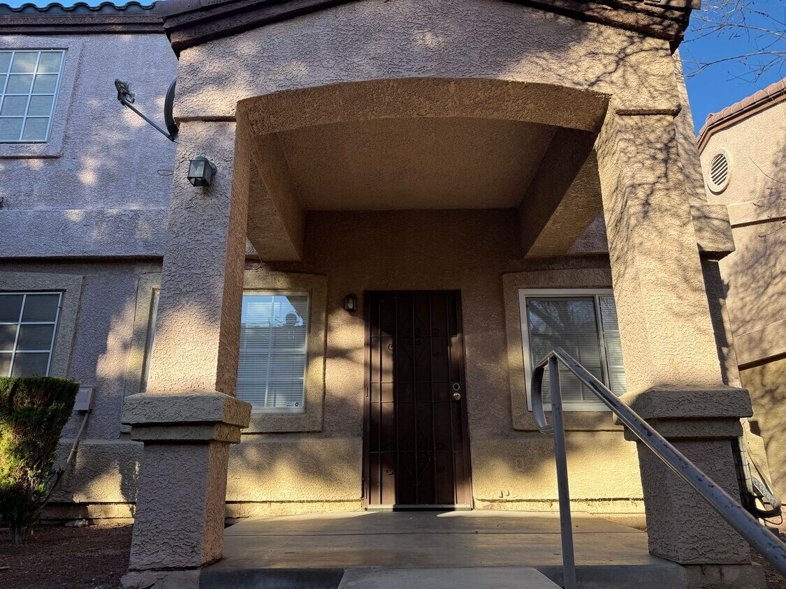 Foto principal - Townhome featuring stylish layout in gated...