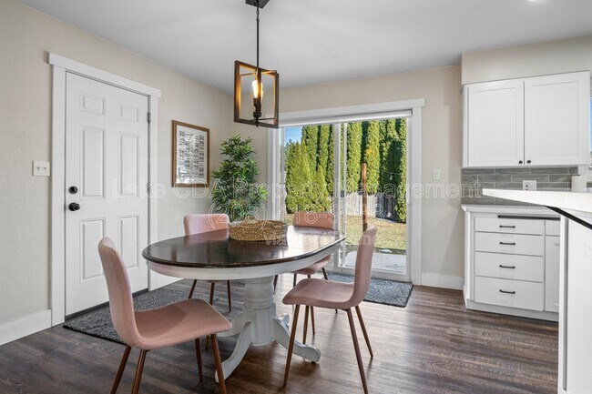 Building Photo - 3870 N Honeysuckle Dr