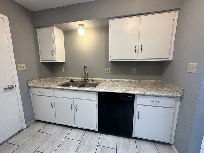 Building Photo - 3 Bedroom 2 Bathroom New flooring - Move i...