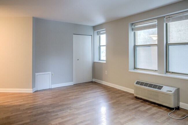 Foto del edificio - Spacious Studio Across from Meridian Hill Park!