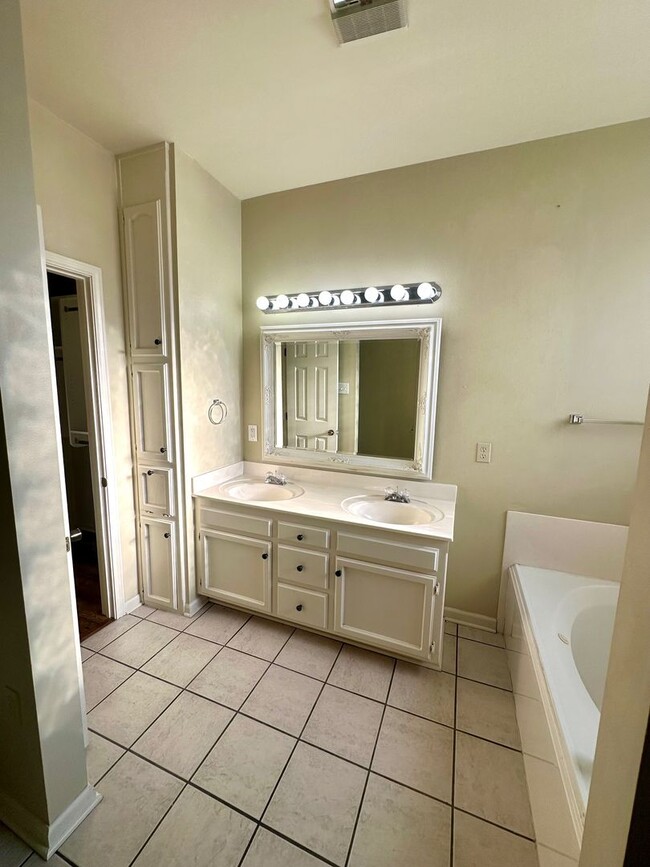 Building Photo - 14371 Whispering Oaks Dr