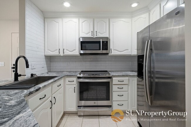 Building Photo - Luxury Condo In Desirable Salt Lake Community