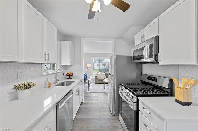 Kitchen - 13624 Sprecher Ave