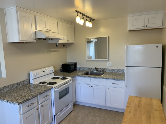 Building Photo - 1610 Cloverdale Ln