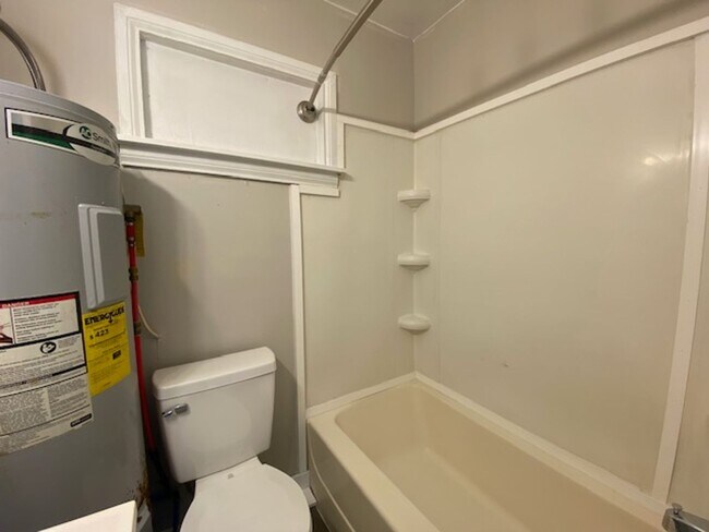 Foto del edificio - Two bedroom one bathroom single home in Sp...