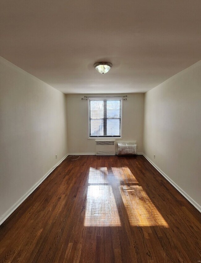 Foto del edificio - 1366 East 100th Street