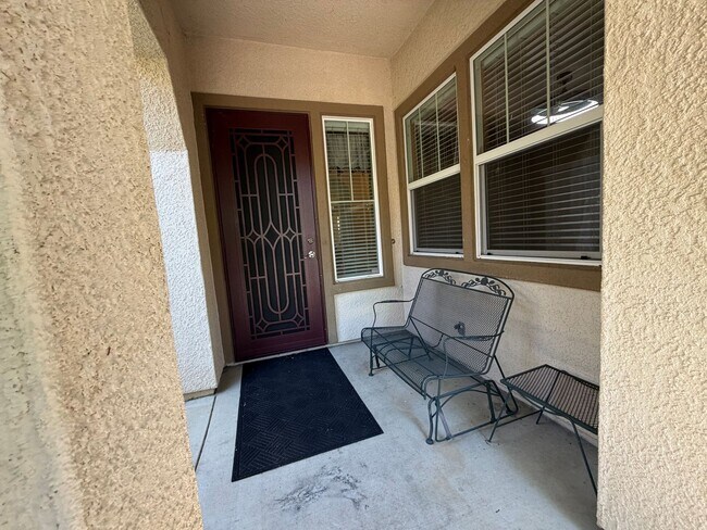 Foto del edificio - Spacious 4-Bedroom Elk Grove Home with Updated Kitchen, Quartz Countertops! VIEW TODAY!