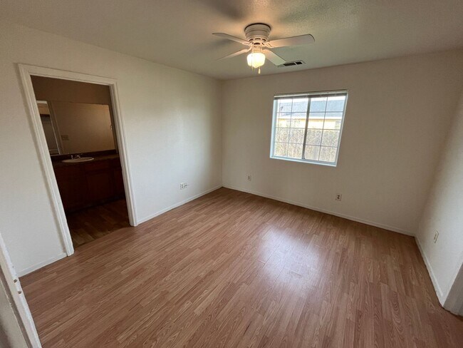 Foto del edificio - Spacious home in Porterville available now!