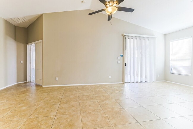 Foto del edificio - 672 E Lovegrass Dr