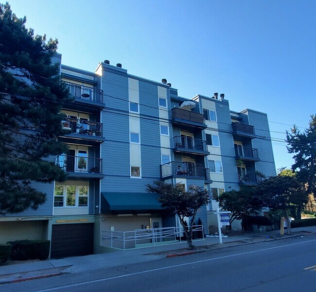 Building Photo - 3045 20th Ave W