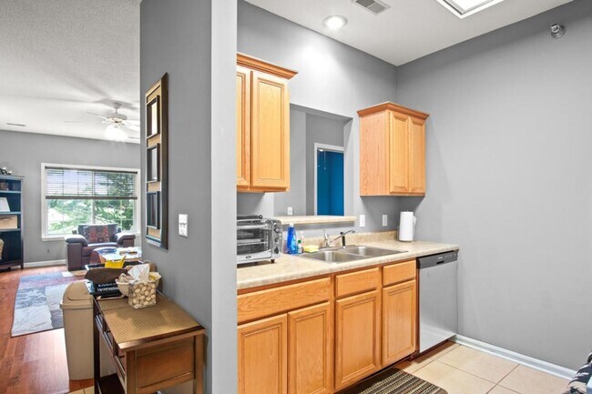 Foto del edificio - Easy living Condo with 1 car garage!